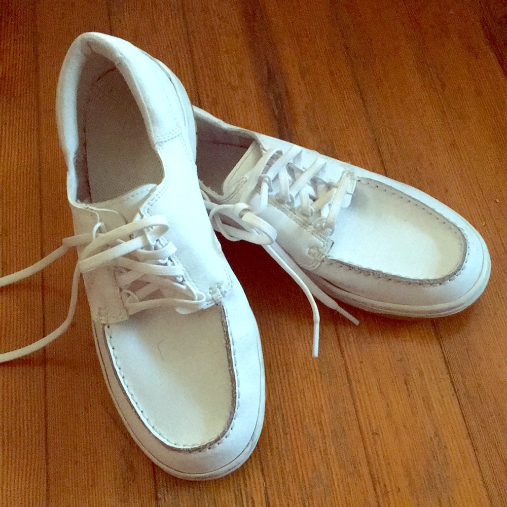 White nike shoes